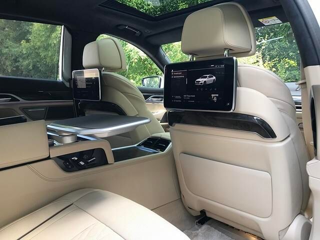 Der 750Li bietet mehr Platz als der E38 und die Tische sind größer geworden