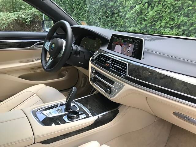 Die hübsch designten Bildschirme leisten mehr, klar, das ist Infotainment der Neuzeit