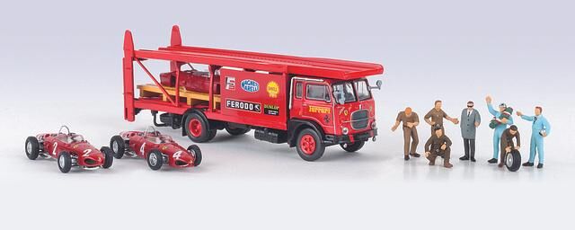 In dem prämierten Ferrari-Set sind neben einem originalgetreuen Renntransporter aus den frühen 60er-Jahren auch der in der damaligen Formel-1-WM siegreiche „Sharknose“-Monoposto 156 F1 und eine...