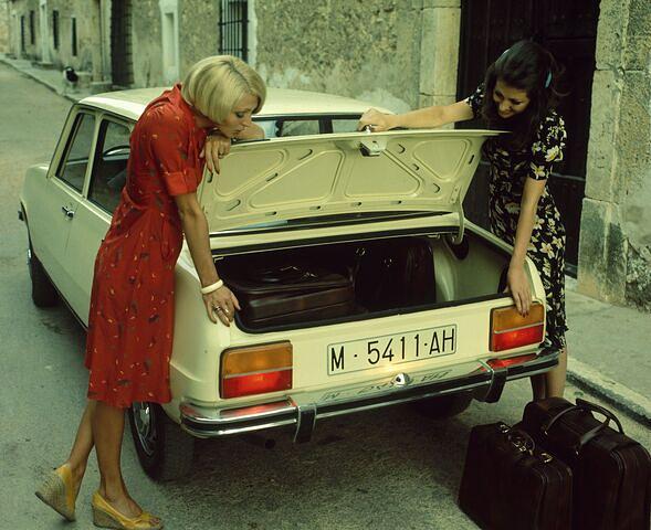 1974 geht in Spanien der Renault 7 (Siete) in Serie, dies als viertürige Stufenheckversion des Renault 5 und mit um zehn Zentimeter verlängertem Radstand