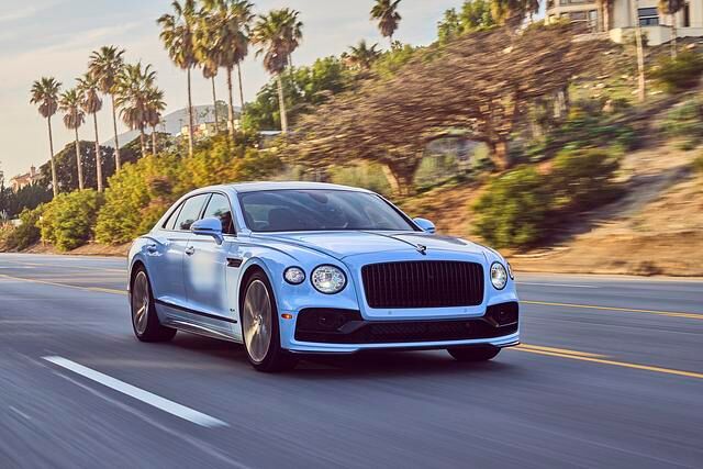 Wer den Flying Spur allerdings richtig fliegen lassen will und den Fuß deshalb tiefer senkt, erlebt den Bentley von einer nicht minder ungewohnten und nicht ganz so schönen Seite