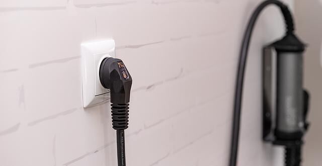Zuhause lässt sich der Booster dank passender Halterung als Wallbox nutzen