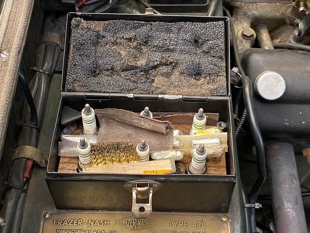 In einer kleinen Box unter der langen Motorhaube findet sich Platz für Ersatz-Zündkerzen und ein bisschen Werkzeug