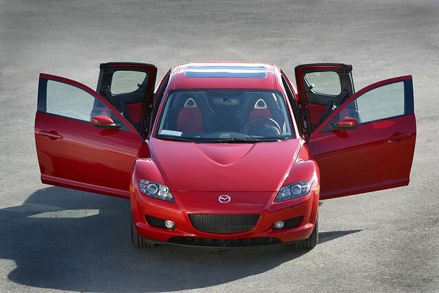 Der Mazda RX-8 kommt 2003 als viertüriger Sportwagen und mit gegenläufig öffnenden Portaltüren auf den Markt
