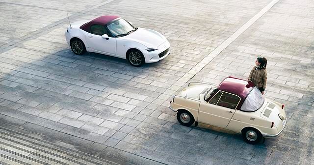 Zwei Stil-Ikonen unter sich: der aktuelle Mazda MX5 sowie das R360 Coupé von 1960