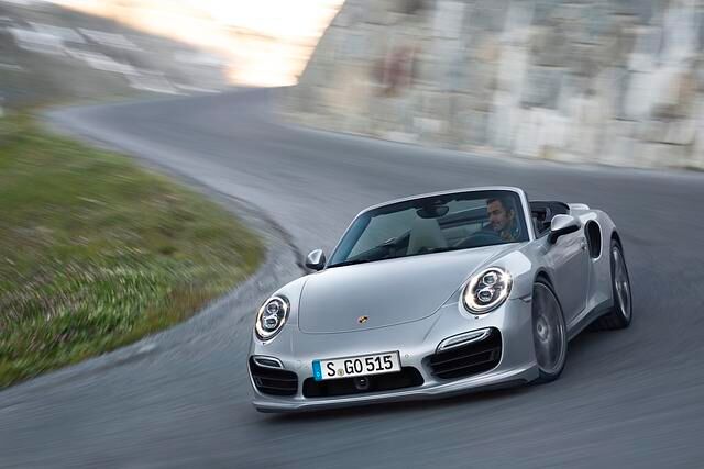 Der zwischen 2011 und 2019 angebotenen „Elfer“ will wie gehabt den Spagat zwischen Alltagsauto und Rennstreckenfahrzeug meistern
