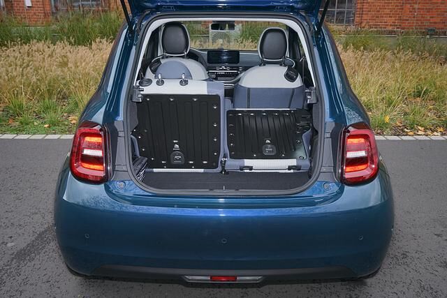 Beim Kofferraumvolumen wird deutlich, dass es sich bei dem elektrischen Fiat um einen Kleinstwagen handelt