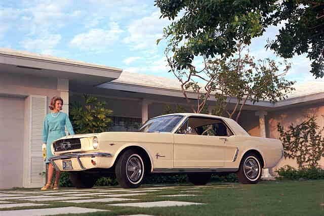 Ebenfalls ein Auto-Mythos von Ford ist der Mustang. Hier eine Hardtop-Variante aus dem Jahr 1965