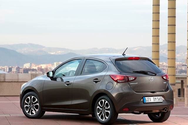 Das Sickenspiel in den Flanken verleiht der Außenhaut des Mazda2 eine gewisse Würzeq
