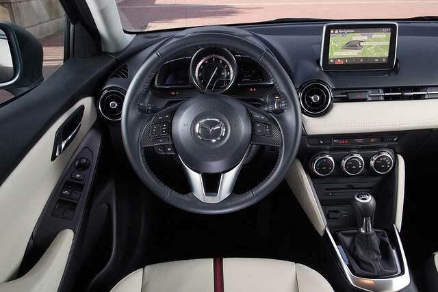 Beim zentralen Rundinstrument im Cockpit handelt es sich beim Mazda2 um einen Drezahlmesser