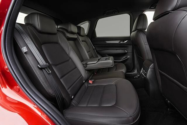 Im Fond bietet der CX-5 auch erwachsenen Fahrgästen ausreichend viel Entfaltungsspielraum