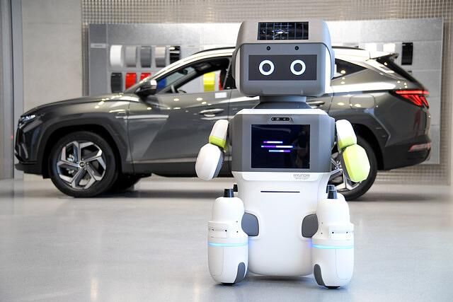 Roboter als Neuwagenverkäufer  - Android fürs Autohaus 