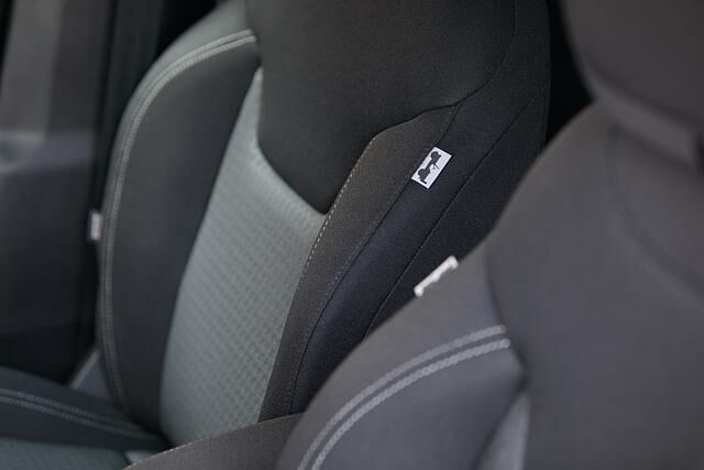 Im Innenraum bietet der Jeep Renegade "80th Anniversary" mit Stoff bezogene Sitze mit speziellem Jeep-Lego