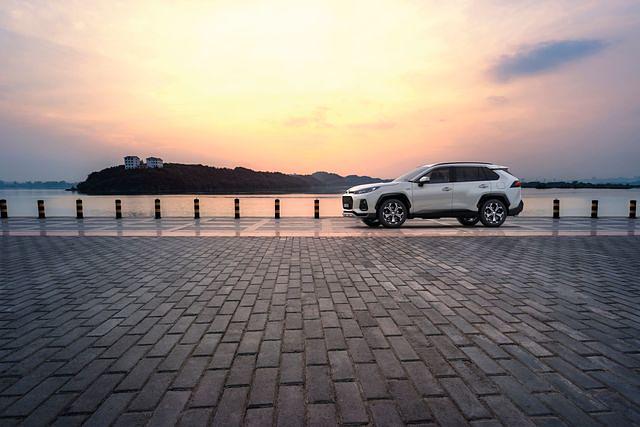 Gegen den großen CO2-Fußabdruck gibt’s wie beim RAV4 gleich zwei E-Motoren mit 40 kW/54 PS an der Hinter- und 132 kW/180 PS an der Vorderachse
