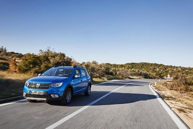 <h2 class='text-lg font-medium md:text-xl md:font-semibold'>Platz 8: Dacia Sandero Stepway</h2><p><!-- [if gte mso 9]><xml>
 <o:OfficeDocumentSettings>
  <o:AllowPNG/>
 </o:OfficeDocumentSettings>
</xml><![endif]--> <!-- [if gte mso 9]><xml>
 <w:WordDocument>
  <w:View>Normal</w:View>
  <w:Zoom>0</w:Zoom>
  <w:TrackMoves/>
  <w:TrackFormatting/>
  <w:HyphenationZone>21</w:HyphenationZone>
  <w:PunctuationKerning/>
  <w:ValidateAgainstSchemas/>
  <w:SaveIfXMLInvalid>false</w:SaveIfXMLInvalid>
  <w:IgnoreMixedContent>false</w:IgnoreMixedContent>
  <w:AlwaysShowPlaceholderText>false</w:AlwaysShowPlaceholderText>
  <w:DoNotPromoteQF/>
  <w:LidThemeOther>DE</w:LidThemeOther>
  <w:LidThemeAsian>X-NONE</w:LidThemeAsian>
  <w:LidThemeComplexScript>X-NONE</w:LidThemeComplexScript>
  <w:Compatibility>
   <w:BreakWrappedTables/>
   <w:SnapToGridInCell/>
   <w:WrapTextWithPunct/>
   <w:UseAsianBreakRules/>
   <w:DontGrowAutofit/>
   <w:SplitPgBreakAndParaMark/>
   <w:EnableOpenTypeKerning/>
   <w:DontFlipMirrorIndents/>
   <w:OverrideTableStyleHps/>
  </w:Compatibility>
  <m:mathPr>
   <m:mathFont m:val="Cambria Math"/>
   <m:brkBin m:val="before"/>
   <m:brkBinSub m:val="--"/>
   <m:smallFrac m:val="off"/>
   <m:dispDef/>
   <m:lMargin m:val="0"/>
   <m:rMargin m:val="0"/>
   <m:defJc m:val="centerGroup"/>
   <m:wrapIndent m:val="1440"/>
   <m:intLim m:val="subSup"/>
   <m:naryLim m:val="undOvr"/>
  </m:mathPr></w:WordDocument>
</xml><![endif]--><!-- [if gte mso 9]><xml>
 <w:LatentStyles DefLockedState="false" DefUnhideWhenUsed="false"
  DefSemiHidden="false" DefQFormat="false" DefPriority="99"
  LatentStyleCount="376">
  <w:LsdException Locked="false" Priority="0" QFormat="true" Name="Normal"/>
  <w:LsdException Locked="false" Priority="9" QFormat="true" Name="heading 1"/>
  <w:LsdException Locked="false" Priority="9" SemiHidden="true"
   UnhideWhenUsed="true" QFormat="true" Name="heading 2"/>
  <w:LsdException Locked="false" Priority="9" SemiHidden="true"
   UnhideWhenUsed="true" QFormat="true" Name="heading 3"/>
  <w:LsdException Locked="false" Priority="9" SemiHidden="true"
   UnhideWhenUsed="true" QFormat="true" Name="heading 4"/>
  <w:LsdException Locked="false" Priority="9" SemiHidden="true"
   UnhideWhenUsed="true" QFormat="true" Name="heading 5"/>
  <w:LsdException Locked="false" Priority="9" SemiHidden="true"
   UnhideWhenUsed="true" QFormat="true" Name="heading 6"/>
  <w:LsdException Locked="false" Priority="9" SemiHidden="true"
   UnhideWhenUsed="true" QFormat="true" Name="heading 7"/>
  <w:LsdException Locked="false" Priority="9" SemiHidden="true"
   UnhideWhenUsed="true" QFormat="true" Name="heading 8"/>
  <w:LsdException Locked="false" Priority="9" SemiHidden="true"
   UnhideWhenUsed="true" QFormat="true" Name="heading 9"/>
  <w:LsdException Locked="false" SemiHidden="true" UnhideWhenUsed="true"
   Name="index 1"/>
  <w:LsdException Locked="false" SemiHidden="true" UnhideWhenUsed="true"
   Name="index 2"/>
  <w:LsdException Locked="false" SemiHidden="true" UnhideWhenUsed="true"
   Name="index 3"/>
  <w:LsdException Locked="false" SemiHidden="true" UnhideWhenUsed="true"
   Name="index 4"/>
  <w:LsdException Locked="false" SemiHidden="true" UnhideWhenUsed="true"
   Name="index 5"/>
  <w:LsdException Locked="false" SemiHidden="true" UnhideWhenUsed="true"
   Name="index 6"/>
  <w:LsdException Locked="false" SemiHidden="true" UnhideWhenUsed="true"
   Name="index 7"/>
  <w:LsdException Locked="false" SemiHidden="true" UnhideWhenUsed="true"
   Name="index 8"/>
  <w:LsdException Locked="false" SemiHidden="true" UnhideWhenUsed="true"
   Name="index 9"/>
  <w:LsdException Locked="false" Priority="39" SemiHidden="true"
   UnhideWhenUsed="true" Name="toc 1"/>
  <w:LsdException Locked="false" Priority="39" SemiHidden="true"
   UnhideWhenUsed="true" Name="toc 2"/>
  <w:LsdException Locked="false" Priority="39" SemiHidden="true"
   UnhideWhenUsed="true" Name="toc 3"/>
  <w:LsdException Locked="false" Priority="39" SemiHidden="true"
   UnhideWhenUsed="true" Name="toc 4"/>
  <w:LsdException Locked="false" Priority="39" SemiHidden="true"
   UnhideWhenUsed="true" Name="toc 5"/>
  <w:LsdException Locked="false" Priority="39" SemiHidden="true"
   UnhideWhenUsed="true" Name="toc 6"/>
  <w:LsdException Locked="false" Priority="39" SemiHidden="true"
   UnhideWhenUsed="true" Name="toc 7"/>
  <w:LsdException Locked="false" Priority="39" SemiHidden="true"
   UnhideWhenUsed="true" Name="toc 8"/>
  <w:LsdException Locked="false" Priority="39" SemiHidden="true"
   UnhideWhenUsed="true" Name="toc 9"/>
  <w:LsdException Locked="false" SemiHidden="true" UnhideWhenUsed="true"
   Name="Normal Indent"/>
  <w:LsdException Locked="false" SemiHidden="true" UnhideWhenUsed="true"
   Name="footnote text"/>
  <w:LsdException Locked="false" SemiHidden="true" UnhideWhenUsed="true"
   Name="annotation text"/>
  <w:LsdException Locked="false" SemiHidden="true" UnhideWhenUsed="true"
   Name="header"/>
  <w:LsdException Locked="false" SemiHidden="true" UnhideWhenUsed="true"
   Name="footer"/>
  <w:LsdException Locked="false" SemiHidden="true" UnhideWhenUsed="true"
   Name="index heading"/>
  <w:LsdException Locked="false" Priority="35" SemiHidden="true"
   UnhideWhenUsed="true" QFormat="true" Name="caption"/>
  <w:LsdException Locked="false" SemiHidden="true" UnhideWhenUsed="true"
   Name="table of figures"/>
  <w:LsdException Locked="false" SemiHidden="true" UnhideWhenUsed="true"
   Name="envelope address"/>
  <w:LsdException Locked="false" SemiHidden="true" UnhideWhenUsed="true"
   Name="envelope return"/>
  <w:LsdException Locked="false" SemiHidden="true" UnhideWhenUsed="true"
   Name="footnote reference"/>
  <w:LsdException Locked="false" SemiHidden="true" UnhideWhenUsed="true"
   Name="annotation reference"/>
  <w:LsdException Locked="false" SemiHidden="true" UnhideWhenUsed="true"
   Name="line number"/>
  <w:LsdException Locked="false" SemiHidden="true" UnhideWhenUsed="true"
   Name="page number"/>
  <w:LsdException Locked="false" SemiHidden="true" UnhideWhenUsed="true"
   Name="endnote reference"/>
  <w:LsdException Locked="false" SemiHidden="true" UnhideWhenUsed="true"
   Name="endnote text"/>
  <w:LsdException Locked="false" SemiHidden="true" UnhideWhenUsed="true"
   Name="table of authorities"/>
  <w:LsdException Locked="false" SemiHidden="true" UnhideWhenUsed="true"
   Name="macro"/>
  <w:LsdException Locked="false" SemiHidden="true" UnhideWhenUsed="true"
   Name="toa heading"/>
  <w:LsdException Locked="false" SemiHidden="true" UnhideWhenUsed="true"
   Name="List"/>
  <w:LsdException Locked="false" SemiHidden="true" UnhideWhenUsed="true"
   Name="List Bullet"/>
  <w:LsdException Locked="false" SemiHidden="true" UnhideWhenUsed="true"
   Name="List Number"/>
  <w:LsdException Locked="false" SemiHidden="true" UnhideWhenUsed="true"
   Name="List 2"/>
  <w:LsdException Locked="false" SemiHidden="true" UnhideWhenUsed="true"
   Name="List 3"/>
  <w:LsdException Locked="false" SemiHidden="true" UnhideWhenUsed="true"
   Name="List 4"/>
  <w:LsdException Locked="false" SemiHidden="true" UnhideWhenUsed="true"
   Name="List 5"/>
  <w:LsdException Locked="false" SemiHidden="true" UnhideWhenUsed="true"
   Name="List Bullet 2"/>
  <w:LsdException Locked="false" SemiHidden="true" UnhideWhenUsed="true"
   Name="List Bullet 3"/>
  <w:LsdException Locked="false" SemiHidden="true" UnhideWhenUsed="true"
   Name="List Bullet 4"/>
  <w:LsdException Locked="false" SemiHidden="true" UnhideWhenUsed="true"
   Name="List Bullet 5"/>
  <w:LsdException Locked="false" SemiHidden="true" UnhideWhenUsed="true"
   Name="List Number 2"/>
  <w:LsdException Locked="false" SemiHidden="true" UnhideWhenUsed="true"
   Name="List Number 3"/>
  <w:LsdException Locked="false" SemiHidden="true" UnhideWhenUsed="true"
   Name="List Number 4"/>
  <w:LsdException Locked="false" SemiHidden="true" UnhideWhenUsed="true"
   Name="List Number 5"/>
  <w:LsdException Locked="false" Priority="10" QFormat="true" Name="Title"/>
  <w:LsdException Locked="false" SemiHidden="true" UnhideWhenUsed="true"
   Name="Closing"/>
  <w:LsdException Locked="false" SemiHidden="true" UnhideWhenUsed="true"
   Name="Signature"/>
  <w:LsdException Locked="false" Priority="1" SemiHidden="true"
   UnhideWhenUsed="true" Name="Default Paragraph Font"/>
  <w:LsdException Locked="false" SemiHidden="true" UnhideWhenUsed="true"
   Name="Body Text"/>
  <w:LsdException Locked="false" SemiHidden="true" UnhideWhenUsed="true"
   Name="Body Text Indent"/>
  <w:LsdException Locked="false" SemiHidden="true" UnhideWhenUsed="true"
   Name="List Continue"/>
  <w:LsdException Locked="false" SemiHidden="true" UnhideWhenUsed="true"
   Name="List Continue 2"/>
  <w:LsdException Locked="false" SemiHidden="true" UnhideWhenUsed="true"
   Name="List Continue 3"/>
  <w:LsdException Locked="false" SemiHidden="true" UnhideWhenUsed="true"
   Name="List Continue 4"/>
  <w:LsdException Locked="false" SemiHidden="true" UnhideWhenUsed="true"
   Name="List Continue 5"/>
  <w:LsdException Locked="false" SemiHidden="true" UnhideWhenUsed="true"
   Name="Message Header"/>
  <w:LsdException Locked="false" Priority="11" QFormat="true" Name="Subtitle"/>
  <w:LsdException Locked="false" SemiHidden="true" UnhideWhenUsed="true"
   Name="Salutation"/>
  <w:LsdException Locked="false" SemiHidden="true" UnhideWhenUsed="true"
   Name="Date"/>
  <w:LsdException Locked="false" SemiHidden="true" UnhideWhenUsed="true"
   Name="Body Text First Indent"/>
  <w:LsdException Locked="false" SemiHidden="true" UnhideWhenUsed="true"
   Name="Body Text First Indent 2"/>
  <w:LsdException Locked="false" SemiHidden="true" UnhideWhenUsed="true"
   Name="Note Heading"/>
  <w:LsdException Locked="false" SemiHidden="true" UnhideWhenUsed="true"
   Name="Body Text 2"/>
  <w:LsdException Locked="false" SemiHidden="true" UnhideWhenUsed="true"
   Name="Body Text 3"/>
  <w:LsdException Locked="false" SemiHidden="true" UnhideWhenUsed="true"
   Name="Body Text Indent 2"/>
  <w:LsdException Locked="false" SemiHidden="true" UnhideWhenUsed="true"
   Name="Body Text Indent 3"/>
  <w:LsdException Locked="false" SemiHidden="true" UnhideWhenUsed="true"
   Name="Block Text"/>
  <w:LsdException Locked="false" SemiHidden="true" UnhideWhenUsed="true"
   Name="Hyperlink"/>
  <w:LsdException Locked="false" SemiHidden="true" UnhideWhenUsed="true"
   Name="FollowedHyperlink"/>
  <w:LsdException Locked="false" Priority="22" QFormat="true" Name="Strong"/>
  <w:LsdException Locked="false" Priority="20" QFormat="true" Name="Emphasis"/>
  <w:LsdException Locked="false" SemiHidden="true" UnhideWhenUsed="true"
   Name="Document Map"/>
  <w:LsdException Locked="false" SemiHidden="true" UnhideWhenUsed="true"
   Name="Plain Text"/>
  <w:LsdException Locked="false" SemiHidden="true" UnhideWhenUsed="true"
   Name="E-mail Signature"/>
  <w:LsdException Locked="false" SemiHidden="true" UnhideWhenUsed="true"
   Name="HTML Top of Form"/>
  <w:LsdException Locked="false" SemiHidden="true" UnhideWhenUsed="true"
   Name="HTML Bottom of Form"/>
  <w:LsdException Locked="false" SemiHidden="true" UnhideWhenUsed="true"
   Name="Normal (Web)"/>
  <w:LsdException Locked="false" SemiHidden="true" UnhideWhenUsed="true"
   Name="HTML Acronym"/>
  <w:LsdException Locked="false" SemiHidden="true" UnhideWhenUsed="true"
   Name="HTML Address"/>
  <w:LsdException Locked="false" SemiHidden="true" UnhideWhenUsed="true"
   Name="HTML Cite"/>
  <w:LsdException Locked="false" SemiHidden="true" UnhideWhenUsed="true"
   Name="HTML Code"/>
  <w:LsdException Locked="false" SemiHidden="true" UnhideWhenUsed="true"
   Name="HTML Definition"/>
  <w:LsdException Locked="false" SemiHidden="true" UnhideWhenUsed="true"
   Name="HTML Keyboard"/>
  <w:LsdException Locked="false" SemiHidden="true" UnhideWhenUsed="true"
   Name="HTML Preformatted"/>
  <w:LsdException Locked="false" SemiHidden="true" UnhideWhenUsed="true"
   Name="HTML Sample"/>
  <w:LsdException Locked="false" SemiHidden="true" UnhideWhenUsed="true"
   Name="HTML Typewriter"/>
  <w:LsdException Locked="false" SemiHidden="true" UnhideWhenUsed="true"
   Name="HTML Variable"/>
  <w:LsdException Locked="false" SemiHidden="true" UnhideWhenUsed="true"
   Name="Normal Table"/>
  <w:LsdException Locked="false" SemiHidden="true" UnhideWhenUsed="true"
   Name="annotation subject"/>
  <w:LsdException Locked="false" SemiHidden="true" UnhideWhenUsed="true"
   Name="No List"/>
  <w:LsdException Locked="false" SemiHidden="true" UnhideWhenUsed="true"
   Name="Outline List 1"/>
  <w:LsdException Locked="false" SemiHidden="true" UnhideWhenUsed="true"
   Name="Outline List 2"/>
  <w:LsdException Locked="false" SemiHidden="true" UnhideWhenUsed="true"
   Name="Outline List 3"/>
  <w:LsdException Locked="false" SemiHidden="true" UnhideWhenUsed="true"
   Name="Table Simple 1"/>
  <w:LsdException Locked="false" SemiHidden="true" UnhideWhenUsed="true"
   Name="Table Simple 2"/>
  <w:LsdException Locked="false" SemiHidden="true" UnhideWhenUsed="true"
   Name="Table Simple 3"/>
  <w:LsdException Locked="false" SemiHidden="true" UnhideWhenUsed="true"
   Name="Table Classic 1"/>
  <w:LsdException Locked="false" SemiHidden="true" UnhideWhenUsed="true"
   Name="Table Classic 2"/>
  <w:LsdException Locked="false" SemiHidden="true" UnhideWhenUsed="true"
   Name="Table Classic 3"/>
  <w:LsdException Locked="false" SemiHidden="true" UnhideWhenUsed="true"
   Name="Table Classic 4"/>
  <w:LsdException Locked="false" SemiHidden="true" UnhideWhenUsed="true"
   Name="Table Colorful 1"/>
  <w:LsdException Locked="false" SemiHidden="true" UnhideWhenUsed="true"
   Name="Table Colorful 2"/>
  <w:LsdException Locked="false" SemiHidden="true" UnhideWhenUsed="true"
   Name="Table Colorful 3"/>
  <w:LsdException Locked="false" SemiHidden="true" UnhideWhenUsed="true"
   Name="Table Columns 1"/>
  <w:LsdException Locked="false" SemiHidden="true" UnhideWhenUsed="true"
   Name="Table Columns 2"/>
  <w:LsdException Locked="false" SemiHidden="true" UnhideWhenUsed="true"
   Name="Table Columns 3"/>
  <w:LsdException Locked="false" SemiHidden="true" UnhideWhenUsed="true"
   Name="Table Columns 4"/>
  <w:LsdException Locked="false" SemiHidden="true" UnhideWhenUsed="true"
   Name="Table Columns 5"/>
  <w:LsdException Locked="false" SemiHidden="true" UnhideWhenUsed="true"
   Name="Table Grid 1"/>
  <w:LsdException Locked="false" SemiHidden="true" UnhideWhenUsed="true"
   Name="Table Grid 2"/>
  <w:LsdException Locked="false" SemiHidden="true" UnhideWhenUsed="true"
   Name="Table Grid 3"/>
  <w:LsdException Locked="false" SemiHidden="true" UnhideWhenUsed="true"
   Name="Table Grid 4"/>
  <w:LsdException Locked="false" SemiHidden="true" UnhideWhenUsed="true"
   Name="Table Grid 5"/>
  <w:LsdException Locked="false" SemiHidden="true" UnhideWhenUsed="true"
   Name="Table Grid 6"/>
  <w:LsdException Locked="false" SemiHidden="true" UnhideWhenUsed="true"
   Name="Table Grid 7"/>
  <w:LsdException Locked="false" SemiHidden="true" UnhideWhenUsed="true"
   Name="Table Grid 8"/>
  <w:LsdException Locked="false" SemiHidden="true" UnhideWhenUsed="true"
   Name="Table List 1"/>
  <w:LsdException Locked="false" SemiHidden="true" UnhideWhenUsed="true"
   Name="Table List 2"/>
  <w:LsdException Locked="false" SemiHidden="true" UnhideWhenUsed="true"
   Name="Table List 3"/>
  <w:LsdException Locked="false" SemiHidden="true" UnhideWhenUsed="true"
   Name="Table List 4"/>
  <w:LsdException Locked="false" SemiHidden="true" UnhideWhenUsed="true"
   Name="Table List 5"/>
  <w:LsdException Locked="false" SemiHidden="true" UnhideWhenUsed="true"
   Name="Table List 6"/>
  <w:LsdException Locked="false" SemiHidden="true" UnhideWhenUsed="true"
   Name="Table List 7"/>
  <w:LsdException Locked="false" SemiHidden="true" UnhideWhenUsed="true"
   Name="Table List 8"/>
  <w:LsdException Locked="false" SemiHidden="true" UnhideWhenUsed="true"
   Name="Table 3D effects 1"/>
  <w:LsdException Locked="false" SemiHidden="true" UnhideWhenUsed="true"
   Name="Table 3D effects 2"/>
  <w:LsdException Locked="false" SemiHidden="true" UnhideWhenUsed="true"
   Name="Table 3D effects 3"/>
  <w:LsdException Locked="false" SemiHidden="true" UnhideWhenUsed="true"
   Name="Table Contemporary"/>
  <w:LsdException Locked="false" SemiHidden="true" UnhideWhenUsed="true"
   Name="Table Elegant"/>
  <w:LsdException Locked="false" SemiHidden="true" UnhideWhenUsed="true"
   Name="Table Professional"/>
  <w:LsdException Locked="false" SemiHidden="true" UnhideWhenUsed="true"
   Name="Table Subtle 1"/>
  <w:LsdException Locked="false" SemiHidden="true" UnhideWhenUsed="true"
   Name="Table Subtle 2"/>
  <w:LsdException Locked="false" SemiHidden="true" UnhideWhenUsed="true"
   Name="Table Web 1"/>
  <w:LsdException Locked="false" SemiHidden="true" UnhideWhenUsed="true"
   Name="Table Web 2"/>
  <w:LsdException Locked="false" SemiHidden="true" UnhideWhenUsed="true"
   Name="Table Web 3"/>
  <w:LsdException Locked="false" SemiHidden="true" UnhideWhenUsed="true"
   Name="Balloon Text"/>
  <w:LsdException Locked="false" Priority="39" Name="Table Grid"/>
  <w:LsdException Locked="false" SemiHidden="true" UnhideWhenUsed="true"
   Name="Table Theme"/>
  <w:LsdException Locked="false" SemiHidden="true" Name="Placeholder Text"/>
  <w:LsdException Locked="false" Priority="1" QFormat="true" Name="No Spacing"/>
  <w:LsdException Locked="false" Priority="60" Name="Light Shading"/>
  <w:LsdException Locked="false" Priority="61" Name="Light List"/>
  <w:LsdException Locked="false" Priority="62" Name="Light Grid"/>
  <w:LsdException Locked="false" Priority="63" Name="Medium Shading 1"/>
  <w:LsdException Locked="false" Priority="64" Name="Medium Shading 2"/>
  <w:LsdException Locked="false" Priority="65" Name="Medium List 1"/>
  <w:LsdException Locked="false" Priority="66" Name="Medium List 2"/>
  <w:LsdException Locked="false" Priority="67" Name="Medium Grid 1"/>
  <w:LsdException Locked="false" Priority="68" Name="Medium Grid 2"/>
  <w:LsdException Locked="false" Priority="69" Name="Medium Grid 3"/>
  <w:LsdException Locked="false" Priority="70" Name="Dark List"/>
  <w:LsdException Locked="false" Priority="71" Name="Colorful Shading"/>
  <w:LsdException Locked="false" Priority="72" Name="Colorful List"/>
  <w:LsdException Locked="false" Priority="73" Name="Colorful Grid"/>
  <w:LsdException Locked="false" Priority="60" Name="Light Shading Accent 1"/>
  <w:LsdException Locked="false" Priority="61" Name="Light List Accent 1"/>
  <w:LsdException Locked="false" Priority="62" Name="Light Grid Accent 1"/>
  <w:LsdException Locked="false" Priority="63" Name="Medium Shading 1 Accent 1"/>
  <w:LsdException Locked="false" Priority="64" Name="Medium Shading 2 Accent 1"/>
  <w:LsdException Locked="false" Priority="65" Name="Medium List 1 Accent 1"/>
  <w:LsdException Locked="false" SemiHidden="true" Name="Revision"/>
  <w:LsdException Locked="false" Priority="34" QFormat="true"
   Name="List Paragraph"/>
  <w:LsdException Locked="false" Priority="29" QFormat="true" Name="Quote"/>
  <w:LsdException Locked="false" Priority="30" QFormat="true"
   Name="Intense Quote"/>
  <w:LsdException Locked="false" Priority="66" Name="Medium List 2 Accent 1"/>
  <w:LsdException Locked="false" Priority="67" Name="Medium Grid 1 Accent 1"/>
  <w:LsdException Locked="false" Priority="68" Name="Medium Grid 2 Accent 1"/>
  <w:LsdException Locked="false" Priority="69" Name="Medium Grid 3 Accent 1"/>
  <w:LsdException Locked="false" Priority="70" Name="Dark List Accent 1"/>
  <w:LsdException Locked="false" Priority="71" Name="Colorful Shading Accent 1"/>
  <w:LsdException Locked="false" Priority="72" Name="Colorful List Accent 1"/>
  <w:LsdException Locked="false" Priority="73" Name="Colorful Grid Accent 1"/>
  <w:LsdException Locked="false" Priority="60" Name="Light Shading Accent 2"/>
  <w:LsdException Locked="false" Priority="61" Name="Light List Accent 2"/>
  <w:LsdException Locked="false" Priority="62" Name="Light Grid Accent 2"/>
  <w:LsdException Locked="false" Priority="63" Name="Medium Shading 1 Accent 2"/>
  <w:LsdException Locked="false" Priority="64" Name="Medium Shading 2 Accent 2"/>
  <w:LsdException Locked="false" Priority="65" Name="Medium List 1 Accent 2"/>
  <w:LsdException Locked="false" Priority="66" Name="Medium List 2 Accent 2"/>
  <w:LsdException Locked="false" Priority="67" Name="Medium Grid 1 Accent 2"/>
  <w:LsdException Locked="false" Priority="68" Name="Medium Grid 2 Accent 2"/>
  <w:LsdException Locked="false" Priority="69" Name="Medium Grid 3 Accent 2"/>
  <w:LsdException Locked="false" Priority="70" Name="Dark List Accent 2"/>
  <w:LsdException Locked="false" Priority="71" Name="Colorful Shading Accent 2"/>
  <w:LsdException Locked="false" Priority="72" Name="Colorful List Accent 2"/>
  <w:LsdException Locked="false" Priority="73" Name="Colorful Grid Accent 2"/>
  <w:LsdException Locked="false" Priority="60" Name="Light Shading Accent 3"/>
  <w:LsdException Locked="false" Priority="61" Name="Light List Accent 3"/>
  <w:LsdException Locked="false" Priority="62" Name="Light Grid Accent 3"/>
  <w:LsdException Locked="false" Priority="63" Name="Medium Shading 1 Accent 3"/>
  <w:LsdException Locked="false" Priority="64" Name="Medium Shading 2 Accent 3"/>
  <w:LsdException Locked="false" Priority="65" Name="Medium List 1 Accent 3"/>
  <w:LsdException Locked="false" Priority="66" Name="Medium List 2 Accent 3"/>
  <w:LsdException Locked="false" Priority="67" Name="Medium Grid 1 Accent 3"/>
  <w:LsdException Locked="false" Priority="68" Name="Medium Grid 2 Accent 3"/>
  <w:LsdException Locked="false" Priority="69" Name="Medium Grid 3 Accent 3"/>
  <w:LsdException Locked="false" Priority="70" Name="Dark List Accent 3"/>
  <w:LsdException Locked="false" Priority="71" Name="Colorful Shading Accent 3"/>
  <w:LsdException Locked="false" Priority="72" Name="Colorful List Accent 3"/>
  <w:LsdException Locked="false" Priority="73" Name="Colorful Grid Accent 3"/>
  <w:LsdException Locked="false" Priority="60" Name="Light Shading Accent 4"/>
  <w:LsdException Locked="false" Priority="61" Name="Light List Accent 4"/>
  <w:LsdException Locked="false" Priority="62" Name="Light Grid Accent 4"/>
  <w:LsdException Locked="false" Priority="63" Name="Medium Shading 1 Accent 4"/>
  <w:LsdException Locked="false" Priority="64" Name="Medium Shading 2 Accent 4"/>
  <w:LsdException Locked="false" Priority="65" Name="Medium List 1 Accent 4"/>
  <w:LsdException Locked="false" Priority="66" Name="Medium List 2 Accent 4"/>
  <w:LsdException Locked="false" Priority="67" Name="Medium Grid 1 Accent 4"/>
  <w:LsdException Locked="false" Priority="68" Name="Medium Grid 2 Accent 4"/>
  <w:LsdException Locked="false" Priority="69" Name="Medium Grid 3 Accent 4"/>
  <w:LsdException Locked="false" Priority="70" Name="Dark List Accent 4"/>
  <w:LsdException Locked="false" Priority="71" Name="Colorful Shading Accent 4"/>
  <w:LsdException Locked="false" Priority="72" Name="Colorful List Accent 4"/>
  <w:LsdException Locked="false" Priority="73" Name="Colorful Grid Accent 4"/>
  <w:LsdException Locked="false" Priority="60" Name="Light Shading Accent 5"/>
  <w:LsdException Locked="false" Priority="61" Name="Light List Accent 5"/>
  <w:LsdException Locked="false" Priority="62" Name="Light Grid Accent 5"/>
  <w:LsdException Locked="false" Priority="63" Name="Medium Shading 1 Accent 5"/>
  <w:LsdException Locked="false" Priority="64" Name="Medium Shading 2 Accent 5"/>
  <w:LsdException Locked="false" Priority="65" Name="Medium List 1 Accent 5"/>
  <w:LsdException Locked="false" Priority="66" Name="Medium List 2 Accent 5"/>
  <w:LsdException Locked="false" Priority="67" Name="Medium Grid 1 Accent 5"/>
  <w:LsdException Locked="false" Priority="68" Name="Medium Grid 2 Accent 5"/>
  <w:LsdException Locked="false" Priority="69" Name="Medium Grid 3 Accent 5"/>
  <w:LsdException Locked="false" Priority="70" Name="Dark List Accent 5"/>
  <w:LsdException Locked="false" Priority="71" Name="Colorful Shading Accent 5"/>
  <w:LsdException Locked="false" Priority="72" Name="Colorful List Accent 5"/>
  <w:LsdException Locked="false" Priority="73" Name="Colorful Grid Accent 5"/>
  <w:LsdException Locked="false" Priority="60" Name="Light Shading Accent 6"/>
  <w:LsdException Locked="false" Priority="61" Name="Light List Accent 6"/>
  <w:LsdException Locked="false" Priority="62" Name="Light Grid Accent 6"/>
  <w:LsdException Locked="false" Priority="63" Name="Medium Shading 1 Accent 6"/>
  <w:LsdException Locked="false" Priority="64" Name="Medium Shading 2 Accent 6"/>
  <w:LsdException Locked="false" Priority="65" Name="Medium List 1 Accent 6"/>
  <w:LsdException Locked="false" Priority="66" Name="Medium List 2 Accent 6"/>
  <w:LsdException Locked="false" Priority="67" Name="Medium Grid 1 Accent 6"/>
  <w:LsdException Locked="false" Priority="68" Name="Medium Grid 2 Accent 6"/>
  <w:LsdException Locked="false" Priority="69" Name="Medium Grid 3 Accent 6"/>
  <w:LsdException Locked="false" Priority="70" Name="Dark List Accent 6"/>
  <w:LsdException Locked="false" Priority="71" Name="Colorful Shading Accent 6"/>
  <w:LsdException Locked="false" Priority="72" Name="Colorful List Accent 6"/>
  <w:LsdException Locked="false" Priority="73" Name="Colorful Grid Accent 6"/>
  <w:LsdException Locked="false" Priority="19" QFormat="true"
   Name="Subtle Emphasis"/>
  <w:LsdException Locked="false" Priority="21" QFormat="true"
   Name="Intense Emphasis"/>
  <w:LsdException Locked="false" Priority="31" QFormat="true"
   Name="Subtle Reference"/>
  <w:LsdException Locked="false" Priority="32" QFormat="true"
   Name="Intense Reference"/>
  <w:LsdException Locked="false" Priority="33" QFormat="true" Name="Book Title"/>
  <w:LsdException Locked="false" Priority="37" SemiHidden="true"
   UnhideWhenUsed="true" Name="Bibliography"/>
  <w:LsdException Locked="false" Priority="39" SemiHidden="true"
   UnhideWhenUsed="true" QFormat="true" Name="TOC Heading"/>
  <w:LsdException Locked="false" Priority="41" Name="Plain Table 1"/>
  <w:LsdException Locked="false" Priority="42" Name="Plain Table 2"/>
  <w:LsdException Locked="false" Priority="43" Name="Plain Table 3"/>
  <w:LsdException Locked="false" Priority="44" Name="Plain Table 4"/>
  <w:LsdException Locked="false" Priority="45" Name="Plain Table 5"/>
  <w:LsdException Locked="false" Priority="40" Name="Grid Table Light"/>
  <w:LsdException Locked="false" Priority="46" Name="Grid Table 1 Light"/>
  <w:LsdException Locked="false" Priority="47" Name="Grid Table 2"/>
  <w:LsdException Locked="false" Priority="48" Name="Grid Table 3"/>
  <w:LsdException Locked="false" Priority="49" Name="Grid Table 4"/>
  <w:LsdException Locked="false" Priority="50" Name="Grid Table 5 Dark"/>
  <w:LsdException Locked="false" Priority="51" Name="Grid Table 6 Colorful"/>
  <w:LsdException Locked="false" Priority="52" Name="Grid Table 7 Colorful"/>
  <w:LsdException Locked="false" Priority="46"
   Name="Grid Table 1 Light Accent 1"/>
  <w:LsdException Locked="false" Priority="47" Name="Grid Table 2 Accent 1"/>
  <w:LsdException Locked="false" Priority="48" Name="Grid Table 3 Accent 1"/>
  <w:LsdException Locked="false" Priority="49" Name="Grid Table 4 Accent 1"/>
  <w:LsdException Locked="false" Priority="50" Name="Grid Table 5 Dark Accent 1"/>
  <w:LsdException Locked="false" Priority="51"
   Name="Grid Table 6 Colorful Accent 1"/>
  <w:LsdException Locked="false" Priority="52"
   Name="Grid Table 7 Colorful Accent 1"/>
  <w:LsdException Locked="false" Priority="46"
   Name="Grid Table 1 Light Accent 2"/>
  <w:LsdException Locked="false" Priority="47" Name="Grid Table 2 Accent 2"/>
  <w:LsdException Locked="false" Priority="48" Name="Grid Table 3 Accent 2"/>
  <w:LsdException Locked="false" Priority="49" Name="Grid Table 4 Accent 2"/>
  <w:LsdException Locked="false" Priority="50" Name="Grid Table 5 Dark Accent 2"/>
  <w:LsdException Locked="false" Priority="51"
   Name="Grid Table 6 Colorful Accent 2"/>
  <w:LsdException Locked="false" Priority="52"
   Name="Grid Table 7 Colorful Accent 2"/>
  <w:LsdException Locked="false" Priority="46"
   Name="Grid Table 1 Light Accent 3"/>
  <w:LsdException Locked="false" Priority="47" Name="Grid Table 2 Accent 3"/>
  <w:LsdException Locked="false" Priority="48" Name="Grid Table 3 Accent 3"/>
  <w:LsdException Locked="false" Priority="49" Name="Grid Table 4 Accent 3"/>
  <w:LsdException Locked="false" Priority="50" Name="Grid Table 5 Dark Accent 3"/>
  <w:LsdException Locked="false" Priority="51"
   Name="Grid Table 6 Colorful Accent 3"/>
  <w:LsdException Locked="false" Priority="52"
   Name="Grid Table 7 Colorful Accent 3"/>
  <w:LsdException Locked="false" Priority="46"
   Name="Grid Table 1 Light Accent 4"/>
  <w:LsdException Locked="false" Priority="47" Name="Grid Table 2 Accent 4"/>
  <w:LsdException Locked="false" Priority="48" Name="Grid Table 3 Accent 4"/>
  <w:LsdException Locked="false" Priority="49" Name="Grid Table 4 Accent 4"/>
  <w:LsdException Locked="false" Priority="50" Name="Grid Table 5 Dark Accent 4"/>
  <w:LsdException Locked="false" Priority="51"
   Name="Grid Table 6 Colorful Accent 4"/>
  <w:LsdException Locked="false" Priority="52"
   Name="Grid Table 7 Colorful Accent 4"/>
  <w:LsdException Locked="false" Priority="46"
   Name="Grid Table 1 Light Accent 5"/>
  <w:LsdException Locked="false" Priority="47" Name="Grid Table 2 Accent 5"/>
  <w:LsdException Locked="false" Priority="48" Name="Grid Table 3 Accent 5"/>
  <w:LsdException Locked="false" Priority="49" Name="Grid Table 4 Accent 5"/>
  <w:LsdException Locked="false" Priority="50" Name="Grid Table 5 Dark Accent 5"/>
  <w:LsdException Locked="false" Priority="51"
   Name="Grid Table 6 Colorful Accent 5"/>
  <w:LsdException Locked="false" Priority="52"
   Name="Grid Table 7 Colorful Accent 5"/>
  <w:LsdException Locked="false" Priority="46"
   Name="Grid Table 1 Light Accent 6"/>
  <w:LsdException Locked="false" Priority="47" Name="Grid Table 2 Accent 6"/>
  <w:LsdException Locked="false" Priority="48" Name="Grid Table 3 Accent 6"/>
  <w:LsdException Locked="false" Priority="49" Name="Grid Table 4 Accent 6"/>
  <w:LsdException Locked="false" Priority="50" Name="Grid Table 5 Dark Accent 6"/>
  <w:LsdException Locked="false" Priority="51"
   Name="Grid Table 6 Colorful Accent 6"/>
  <w:LsdException Locked="false" Priority="52"
   Name="Grid Table 7 Colorful Accent 6"/>
  <w:LsdException Locked="false" Priority="46" Name="List Table 1 Light"/>
  <w:LsdException Locked="false" Priority="47" Name="List Table 2"/>
  <w:LsdException Locked="false" Priority="48" Name="List Table 3"/>
  <w:LsdException Locked="false" Priority="49" Name="List Table 4"/>
  <w:LsdException Locked="false" Priority="50" Name="List Table 5 Dark"/>
  <w:LsdException Locked="false" Priority="51" Name="List Table 6 Colorful"/>
  <w:LsdException Locked="false" Priority="52" Name="List Table 7 Colorful"/>
  <w:LsdException Locked="false" Priority="46"
   Name="List Table 1 Light Accent 1"/>
  <w:LsdException Locked="false" Priority="47" Name="List Table 2 Accent 1"/>
  <w:LsdException Locked="false" Priority="48" Name="List Table 3 Accent 1"/>
  <w:LsdException Locked="false" Priority="49" Name="List Table 4 Accent 1"/>
  <w:LsdException Locked="false" Priority="50" Name="List Table 5 Dark Accent 1"/>
  <w:LsdException Locked="false" Priority="51"
   Name="List Table 6 Colorful Accent 1"/>
  <w:LsdException Locked="false" Priority="52"
   Name="List Table 7 Colorful Accent 1"/>
  <w:LsdException Locked="false" Priority="46"
   Name="List Table 1 Light Accent 2"/>
  <w:LsdException Locked="false" Priority="47" Name="List Table 2 Accent 2"/>
  <w:LsdException Locked="false" Priority="48" Name="List Table 3 Accent 2"/>
  <w:LsdException Locked="false" Priority="49" Name="List Table 4 Accent 2"/>
  <w:LsdException Locked="false" Priority="50" Name="List Table 5 Dark Accent 2"/>
  <w:LsdException Locked="false" Priority="51"
   Name="List Table 6 Colorful Accent 2"/>
  <w:LsdException Locked="false" Priority="52"
   Name="List Table 7 Colorful Accent 2"/>
  <w:LsdException Locked="false" Priority="46"
   Name="List Table 1 Light Accent 3"/>
  <w:LsdException Locked="false" Priority="47" Name="List Table 2 Accent 3"/>
  <w:LsdException Locked="false" Priority="48" Name="List Table 3 Accent 3"/>
  <w:LsdException Locked="false" Priority="49" Name="List Table 4 Accent 3"/>
  <w:LsdException Locked="false" Priority="50" Name="List Table 5 Dark Accent 3"/>
  <w:LsdException Locked="false" Priority="51"
   Name="List Table 6 Colorful Accent 3"/>
  <w:LsdException Locked="false" Priority="52"
   Name="List Table 7 Colorful Accent 3"/>
  <w:LsdException Locked="false" Priority="46"
   Name="List Table 1 Light Accent 4"/>
  <w:LsdException Locked="false" Priority="47" Name="List Table 2 Accent 4"/>
  <w:LsdException Locked="false" Priority="48" Name="List Table 3 Accent 4"/>
  <w:LsdException Locked="false" Priority="49" Name="List Table 4 Accent 4"/>
  <w:LsdException Locked="false" Priority="50" Name="List Table 5 Dark Accent 4"/>
  <w:LsdException Locked="false" Priority="51"
   Name="List Table 6 Colorful Accent 4"/>
  <w:LsdException Locked="false" Priority="52"
   Name="List Table 7 Colorful Accent 4"/>
  <w:LsdException Locked="false" Priority="46"
   Name="List Table 1 Light Accent 5"/>
  <w:LsdException Locked="false" Priority="47" Name="List Table 2 Accent 5"/>
  <w:LsdException Locked="false" Priority="48" Name="List Table 3 Accent 5"/>
  <w:LsdException Locked="false" Priority="49" Name="List Table 4 Accent 5"/>
  <w:LsdException Locked="false" Priority="50" Name="List Table 5 Dark Accent 5"/>
  <w:LsdException Locked="false" Priority="51"
   Name="List Table 6 Colorful Accent 5"/>
  <w:LsdException Locked="false" Priority="52"
   Name="List Table 7 Colorful Accent 5"/>
  <w:LsdException Locked="false" Priority="46"
   Name="List Table 1 Light Accent 6"/>
  <w:LsdException Locked="false" Priority="47" Name="List Table 2 Accent 6"/>
  <w:LsdException Locked="false" Priority="48" Name="List Table 3 Accent 6"/>
  <w:LsdException Locked="false" Priority="49" Name="List Table 4 Accent 6"/>
  <w:LsdException Locked="false" Priority="50" Name="List Table 5 Dark Accent 6"/>
  <w:LsdException Locked="false" Priority="51"
   Name="List Table 6 Colorful Accent 6"/>
  <w:LsdException Locked="false" Priority="52"
   Name="List Table 7 Colorful Accent 6"/>
  <w:LsdException Locked="false" SemiHidden="true" UnhideWhenUsed="true"
   Name="Mention"/>
  <w:LsdException Locked="false" SemiHidden="true" UnhideWhenUsed="true"
   Name="Smart Hyperlink"/>
  <w:LsdException Locked="false" SemiHidden="true" UnhideWhenUsed="true"
   Name="Hashtag"/>
  <w:LsdException Locked="false" SemiHidden="true" UnhideWhenUsed="true"
   Name="Unresolved Mention"/>
  <w:LsdException Locked="false" SemiHidden="true" UnhideWhenUsed="true"
   Name="Smart Link"/>
 </w:LatentStyles>
</xml><![endif]--><!-- [if gte mso 10]>
<style>
 /* Style Definitions */
 table.MsoNormalTable
	{mso-style-name:"Normale Tabelle";
	mso-tstyle-rowband-size:0;
	mso-tstyle-colband-size:0;
	mso-style-noshow:yes;
	mso-style-priority:99;
	mso-style-parent:"";
	mso-padding-alt:0cm 5.4pt 0cm 5.4pt;
	mso-para-margin:0cm;
	mso-para-margin-bottom:.0001pt;
	mso-pagination:widow-orphan;
	font-size:12.0pt;
	font-family:"Calibri",sans-serif;
	mso-ascii-font-family:Calibri;
	mso-ascii-theme-font:minor-latin;
	mso-hansi-font-family:Calibri;
	mso-hansi-theme-font:minor-latin;
	mso-bidi-font-family:"Times New Roman";
	mso-bidi-theme-font:minor-bidi;
	mso-fareast-language:EN-US;}
</style>
<![endif]--> <!--StartFragment--></p>
<p><a title="Tests und Erfahrungen Dacia Sandero Stepway&nbsp;" href="https://www.autoplenum.de/auto/dacia/sandero/kleinwagen-2012">Tests und Erfahrungen mit dem Dacia Sandero Stepway&nbsp;</a></p>
<p class="MsoNormal">2019 bringt Dacia seinen Sandero Stepway neu raus. Optisch und auch technisch soll der kleine Offroader nun mehr einem richtigen SUV &auml;hneln. N&auml;here Information hat Dacia bis jetzt noch nicht bekannt gegeben. </p>