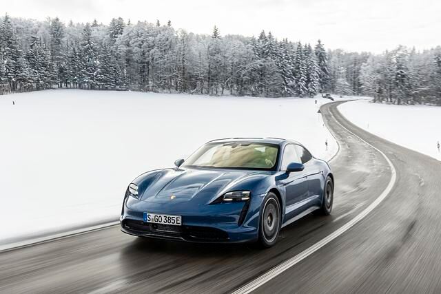 Mit der serienmäßigen Performance-Batterie beträgt die Systemleistung 300 kW/408 PS