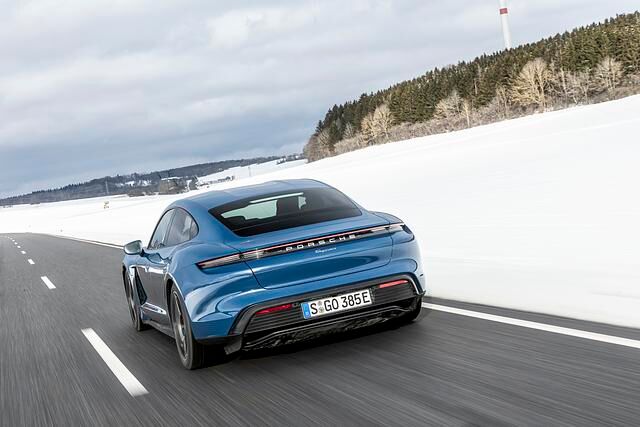 Wer per Overboost und der Antriebsregelung Launch Control kurzzeitig die volle Leistung abruft, bekommt jedenfalls ordentlich Druck in den Nacken. 5,4 Sekunden auf Tempo 100, Spitze 230 km/h