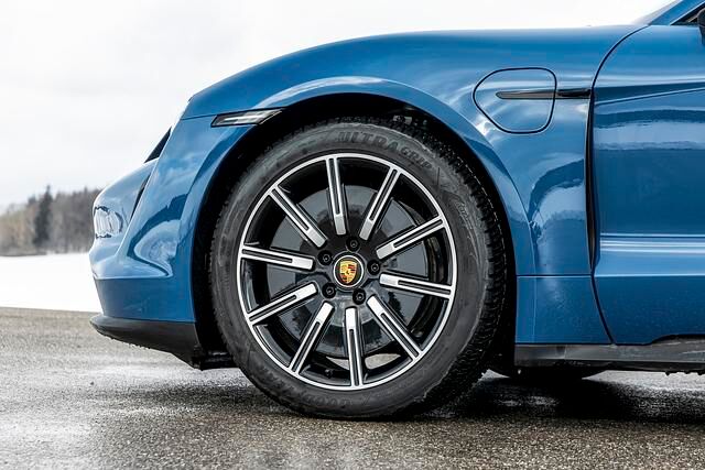 Zu erkennen ist der Einstiegs-Taycan einzig am Schriftzug und den neuen 19-Zoll-Rädern im Aero-Design