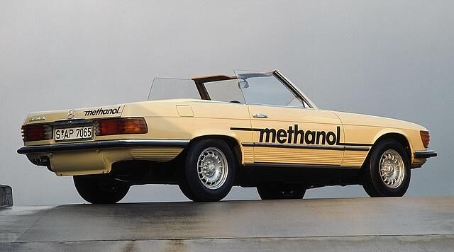 Mercedes-Benz 450 SL Baureihe R107 aus dem Jahr 1974 mit einem auf Methanol optimierten Ottomotor mit 252 PS Leistung
