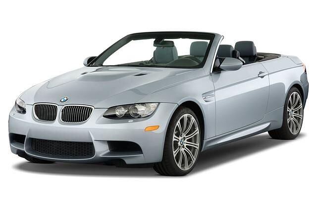 <h2 class='text-lg font-medium md:text-xl md:font-semibold'>Platz 10: BMW M3 Cabrio</h2><p>Der beste M3 ist der ohne Dach. Grund? Der Klang. Schon der Kaltstart ist ein Erlebnis. Mit der Motordynamic Control, der &bdquo;Power-&ldquo; und der &bdquo;M&ldquo;-Taste feiert sich hier ein Motor genussvoll selbst. Nicht mehr, nicht weniger. Erst s&auml;uselnd, dann h&auml;mmernd, dann trompetend. Frivol, frech, fauchend, seidig, leise, &hellip; Volle Tonleiter, volle Bandbreite, gro&szlig;es Theater. Ein M3-Fahrer, der sich &uuml;ber mangelnden Sound beklagt &ndash; ja, die gibt&acute;s &ndash;, hat vor allem eines falsch gemacht: Er sitzt im falschen Auto. Im M3 Coup&eacute; oder der Limousine. Mit 5,1 s bis 100 und 250 km/h (mit M Driver&acute;s Package: 280) ist das Cabrio selbst mit 1,9 Tonnen eine reizvolle Sause. Das Tachoblatt zeigt 330, der V8 ballert 420 PS. Aus Vortrieb wird bei jubelnden 8.300 U/min verdammt schnell Trieb. Nachteile? Der enorme Durst, das zerkl&uuml;ftete Kofferabteil, der kleine 63 l-Tank und der Preis: 75.000 &euro; - aua.</p>
<p><a title="BMW M3 Cabrio Tests" href="https://www.autoplenum.de/auto/bmw/m3/cabrio" target="_blank" rel="noopener"><strong>Alle Erfahrungen & Tests zu BMW M3 Cabrio</strong></a></p>
