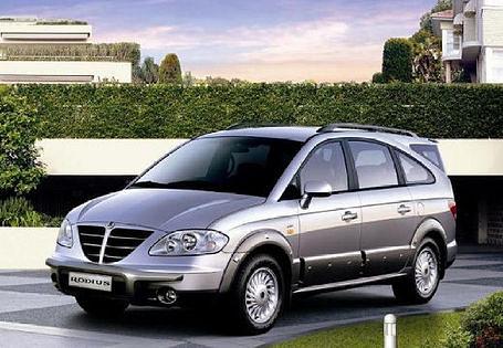 <h2 class='text-lg font-medium md:text-xl md:font-semibold'>Platz 1: SSANGYONG Rodius</h2><p>Der Gau ist der gr&ouml;&szlig;tm&ouml;gliche Unfall. Hier war er optischer Natur. Trotzdem gilt der barock-&uuml;ppige SsangYong Rodius heute als der definitiv ultimative und maximale Minivan: 5,12 Meter L&auml;nge, 1,82 Meter Fahrzeugh&ouml;he, gut zwei Tonnen Gewicht, Riesen-Kofferraum (875 Liter), leider keine Schiebet&uuml;ren, aber bis zu vier Sitzreihen und 11 Sitzpl&auml;tze (jedoch nur in Korea). Der Innenraum ist so ger&auml;umig, wie es die &uuml;ppigen Abmessungen vermuten lassen. Dazu gibt&rsquo;s ausreichende Fahrleistungen, sicheres Fahrverhalten, sch&ouml;nen Komfort, gute Traktion (auch ohne den optionalen Allradantrieb) und Dieselmotoren von Daimler. Und das f&uuml;r 25.000 &euro; - h&auml;sslich der Van, sexy der Preis.</p>