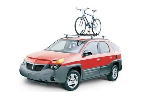 <h2 class='text-lg font-medium md:text-xl md:font-semibold'>Platz 2: PONTIAC Aztek</h2><p>Gau, die Zweite und ein gutes Beispiel daf&uuml;r, wenn dem Designer die Linien fulminant zu entgleiten scheinen. Im Jahr 2001 wurde aus dem Concept Car von 1999, ein Mix aus SUV und Minivan, magenbittere Realit&auml;t. Dazu gab es ein 3,4-Liter-V6 (185 PS), der mit &Uuml;bergewicht &uuml;berlastet war, &bdquo;safe first, fun last&rdquo;: gelangweilten Fahrspa&szlig;, eine alte Viergang-Automatik und optional Allrad- statt Frontantrieb. F&uuml;r g&uuml;nstige 22.000 $ bot der Pontiac viel Platz, viel Fahrruhe, n&uuml;tzliches Zubeh&ouml;r und sogar manches originelle Detail ("Falsch-Nieten-Look"). Zwischen 2001 und 2005 wurden per annum nur maximal 27.000 verkauft. Ob der Aztek seiner Zeit voraus war oder einfach nur schreckliches Styling bot? Der Tester von CarAndDriver erhielt die Antwort an einer US-Tankstelle von einer Frau, die sich &uuml;ber den Linien-Kuddelmuddel mitleidig erkundigte: "Sie haben daf&uuml;r bezahlt, um dieses Ding zu fahren, nicht wahr?"</p>