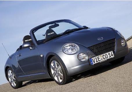 <h2 class='text-lg font-medium md:text-xl md:font-semibold'>Platz 5: DAIHATSU Copen</h2><p>Er geh&ouml;rt zu den Flip Flops unter den Automobilen. Ein Platz links, einer rechts. Kein Typ mit viel PS (zuerst 68, heute 90 PS) und Kofferraum (210 l). Saust das Metalldach ins hintere Abteil, passiert das, was man aufgrund von lediglich 3,40 Meter L&auml;nge schon geahnt hat: Der Kofferraum ist weg, denn nur 14 Liter bleiben &uuml;brig. Wenn ihre Koffer den Copen auslachen k&ouml;nnten, hier w&uuml;rden sie es tun.<br /><br />Die eindeutig kultigste Spielart des extrem engen CC-Zweisitzers ist der erste, noch rechtsgelenkte 68 PS-Dreizylinder-Turbo. Mit keckem Sound, euphorischem Drehen hoch bis 8.000 U/min, knackig kurzen f&uuml;nf G&auml;ngen, direktem Fahrverhalten und etwas schlechten Manieren bei Verbrauch und Abgas (EU3). Eine Runde auf der Nordschleife mit Vmax 170 ist vorallem das: tierisch zugig, tierisch laut, selbstverschuldeter Haarausfall, irgendwie die (nicht nur gr&uuml;ne) H&ouml;lle &ndash; toll.</p>
<p><a title="Daihatsu Copen Tests & Erfahrungen" href="https://www.autoplenum.de/auto/daihatsu/copen" target="_blank" rel="noopener"><strong>Alle Erfahrungen & Tests mit Daihatsu Copen</strong></a></p>