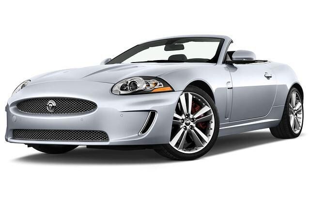 <h2 class='text-lg font-medium md:text-xl md:font-semibold'>Platz 8: JAGUAR XK Cabrio</h2><p>Was hier fehlt, um gleich zu investieren? Vielleicht eine Erbschaft von der reichen Tante, vielleicht auch nur das Geld. Der XK ist h&uuml;bsch, elegant, edel &hellip; der ideale Reisewagen. Aber nicht nur das. Schon der 4,2 Liter-Sauger produziert eine Leistung von 298 PS und einen tiefen Bass, der dazu verf&uuml;hrt, m&ouml;glichst oft die H&uuml;llen fallen zu lassen: V8 unplugged. An einem Stra&szlig;encaf&eacute; vorbei zu gleiten, ohne dass sich K&ouml;pfe nach dem Jaguar Cabrio recken? M&ouml;glich: Montags, am Ruhetag.<br /><br />Nach nur 18 Sekunden surrt das Stoffverdeck nach unten. Die Sitzposition ist tief, die G&uuml;rtellinie hoch, die Fenster schmal. Der XK verw&ouml;hnt mit milden Winden und schon pur mit sehr kompletter Ausstattung. Der Spagat zwischen Komfort und dem, woraus sich ein Sportwagen definiert, gelingt mit dem adaptiven CATS-Fahrwerk trefflich: gepflegt, aber nie gehetzt.</p>
<p><a title="Jaguar XK Cabrio Tests" href="https://www.autoplenum.de/auto/jaguar/xk/cabrio" target="_blank" rel="noopener"><strong>Alle Erfahrungen & Tests zu Jaguar XK Cabrio</strong></a></p>