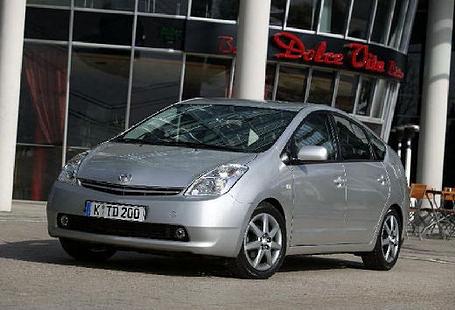 <h2 class='text-lg font-medium md:text-xl md:font-semibold'>Platz 10: TOYOTA Prius</h2><p>Der f&uuml;r einen 4,45 m-F&uuml;nfsitzer enorm sparsame Toyota Prius II brandmarkt seinen Fahrer zu recht als Gut-Menschen: wenig Verbrauch und Schadstoffausto&szlig; (speziell in der City). Aber er verlangt ihm auch ab, beide Augen zuzudr&uuml;cken: Harte Langweile drau&szlig;en, graue Tristesse drinnen. Besonders schade, da das Konzept viele K&auml;ufer lockt/e. Was vor allem an der ausgereiften Hybridtechnik, dem kr&auml;ftig anschiebenden Motorteam aus Elektro- und 1,5-Liter-Benzinaggregat (400 Nm schon bei 1.200/min), der exakten Servolenkung und den ausgewogenen Fahrwerkseigenschaften liegt. Die zu kleinen Digitalanzeigen im Cockpit und die m&auml;&szlig;ige Kopffreiheit im Fond nimmt man in Kauf. Sch&ouml;n ist nicht der Prius, aber f&uuml;r die Umwelt die Tatsache, dass sich der &Ouml;kopriums Prius weltweit so sch&ouml;n verkauft.</p>