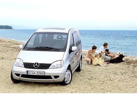 <h2 class='text-lg font-medium md:text-xl md:font-semibold'>Platz 7: MERCEDES-BENZ Vaneo</h2><p>"W414" tat den Augen Schmerz an: 2001 baute Mercedes-Benz die A-Klasse in die L&auml;nge (4,17 m bei 2,90 m Radstand) und unf&ouml;rmig, aber praktisch in die H&ouml;he (1,83 m). Der Zugang in den Fond erfolgt im zum Van mutierten Kompaktwagen &uuml;ber Schiebet&uuml;ren. Die Vorteile des A im Umstandskleid gingen mit der Unf&ouml;rmigkeit einher: Der enorme Innen- und Gep&auml;ckraum bei sehr kompakten Au&szlig;enma&szlig;en (bis zu 3.500 l Kofferraum. Zuladung: 550 kg) und die hohe Sitzposition &uuml;berzeugen genauso wie die gute aktive und passive Sicherheit (4 Airbags, ESP, Bremsassistent, Sandwichboden) und die sehr gute Familientauglichkeit (bis zu 7 Sitze). Die Motoren (75 - 125 PS) wurden direkt von der A-Klasse adaptiert, hatten aber im Hochbau sp&uuml;rbar zu schaffen. Im Juni 2005 wurde die Produktion eingestellt. Das Raumangebot war einmalig. Die Geschmackskontrolle wurde jedoch nicht bestanden.</p>