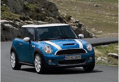 <h2 class='text-lg font-medium md:text-xl md:font-semibold'>Platz 2: MINI Cooper</h2><p><a title="Tests und Erfahrungen Mini Cooper" href="https://www.autoplenum.de/auto/mini/mini/kleinwagen-2006">Zu den Tests und Erfahrungen mit dem Mini Cooper</a></p>
<p>Egal ob geschlossen oder als Cabrio, mehr Freude an der schnellen Kurve geht in der Kompaktklasse nicht: Direkte Lenkung, transparentes Chassis, flotter Gangwechsler. Das Interieur ist das alte England - eine Klasse f&uuml;r sich. Die alten Basismotorisierungen mit 90 und 120 PS von Chrysler und der 75 PS-Diesel von Toyota kicken nicht wirklich, die neuen-Turbos (175 und 211 PS) aber m&auml;chtig. Hinten sitzt man beengt, und mit Koffern macht der Mini auch nicht viel her. Zu teuer ist er eigentlich auch, aber trotzdem erfolgreich. Bleibt die Grundsatzfrage: Ist er nun ein M&auml;nnerauto f&uuml;r Frauen oder ein Frauenauto f&uuml;r M&auml;nner?</p>