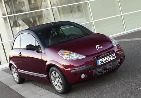<h2 class='text-lg font-medium md:text-xl md:font-semibold'>Platz 9: CITROEN C3 Pluriel</h2><p><a title="Tests und Erfahrungen Citroen C3 Pluriel" href="https://www.autoplenum.de/auto/citroen/c3/cabrio-2008">Zu den Tests und Erfahrungen mit dem Citroen C3 Pluriel</a></p>
<p>Der C3 Puriel hat drei T&uuml;ren, vier Sitzpl&auml;tze und zelebriert den Look des h&uuml;bsch runden, seit 2002 gebauten Citroen C3, der von seinen Besitzern oft f&uuml;r das Interieur, die Klima-Gebl&auml;se-Einheit und die niedrigen Unterhaltskosten gelobt wird, aber leider seltener f&uuml;r seine Zuverl&auml;ssigkeit (Motor, Getriebe). Die fehlende B-S&auml;ule des Pluriel offenbart jedoch, dass das C3 Cabrio nicht viel mit den Konventionen am Hut hat, denn &ldquo;Pluriel&rdquo; steht f&uuml;r die Pluralit&auml;t des Karosseriekleids: Er ist als Multitalent Schr&auml;ghecklimousine, Landaulet, Cabrio, Coup&eacute; und Pick-up in einem. Soviel Karosseriezauber macht ihn ganz schlicht einmalig.</p>