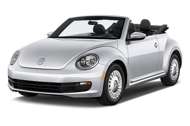 <h2 class='text-lg font-medium md:text-xl md:font-semibold'>Platz 10: VW New Beetle, Cabrio, 2011 – heute</h2><p><a title="Tests und Erfahrungen VW Beetle Cabrio" href="https://www.autoplenum.de/auto/vw/beetle/cabrio-2011">Zu den Tests und Erfahrungen mit dem VW Beetle Cabrio</a></p>
<p>Ist es das &bdquo;Erdbeerk&ouml;rbchen&ldquo; (Golf Cabrio) f&uuml;r Genussmenschen? Das Beetle Cabrio, das mit den gro&szlig;en Scheinwerfern, seinen charaktervollen Rundungen und dem opulenten Verdeckberg an das geliebte K&auml;fer Cabrio erinnert? Viel Luft kommt herein, weil die Windschutzscheibe weit entfernt sitzt. Solidit&auml;t (Plattform: Golf IV) und Zuverl&auml;ssigkeit (VW-Motoren als Benziner und TDI) und sicheres Fahrverhalten (Front- statt Heckantrieb wie damals) sind Ehrensache. Und das mit dem hinten, nicht vorne sitzenden Kofferabteil klappt auch viel besser (201 l) als damals.</p>