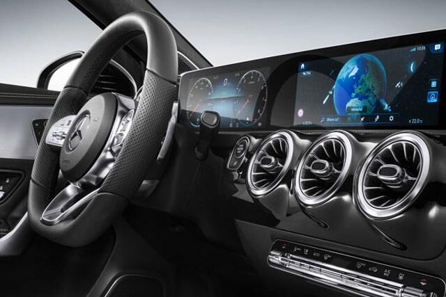 <h2 class='text-lg font-medium md:text-xl md:font-semibold'>Platz 2: Mercedes-Benz A-Klasse – weil sie wieder praktisch ist</h2><p>Die neue A-Klasse von Mercedes-Benz kommt als Flie&szlig;- und Stufenheck 2018 auf den Markt. Das f&uuml;nft&uuml;rige Modell ist f&uuml;r April 2018 geplant, im Oktober soll die Limousine Jagd auf den A3 machen. In der Basisversion startet das Modell ab 25.000 Euro. Die Profis schw&auml;rmen von S-, E- und Maybach-Features in der neuen A-Klasse, entsprechend tief d&uuml;rfte man daf&uuml;r in die Hosentasche greifen.</p>
<p>Die A-Klasse aus Stuttgart wird ihrem Namen gerecht, denn sie hat in vielerlei Hinsicht die besten Noten verdient. Angefangen als ein extrem praktischer Hochdach-Kombi mauserte sich der Wagen zum kultigen Kompakten. Die Schwaben selbst sagen, dass das 2012er-Modell &bdquo;wesentlich zur Verj&uuml;ngung der Marke Mercedes-Benz beigetragen hat.&ldquo; Die vor f&uuml;nf Jahren etwas verlorengegangene Alltagstauglichkeit kehrt nun zur&uuml;ck. Der Schwaben-F&uuml;nft&uuml;rer bietet ab 2018 mehr Platz im Innenraum &ndash; vorne und hinten, 29 Liter mehr Kofferraumvolumen und eine breitere Lade&ouml;ffnung. Mehr Informationen zum Modell und zu den digitalen Features gibt es in unserem <a href="https://www.autoplenum.de/auto/tests/neue-mercedes-a-klasse-acht-fuer-fuenf-id40495">Testbericht</a>.</p>
<p>Wof&uuml;r ist die A-Klasse gut? Mit der A-Klasse soll eindeutig das junge und zahlf&auml;hige Klientel angesprochen werden &ndash; die Heranwachsenden, wie man sie aus der &bdquo;Grow Up&ldquo;-Marketingkampagne des Autoherstellers kennt. Aber auch alle die, die Wert auf Zuverl&auml;ssigkeit, exzellente Verarbeitung und gute schw&auml;bische Qualit&auml;t legen. Zu den Erfahrungen mit der bisherigen A-Klasse geht es &uuml;brigens hier lang. [https://www.autoplenum.de/auto/mercedes-benz/a-klasse]</p>