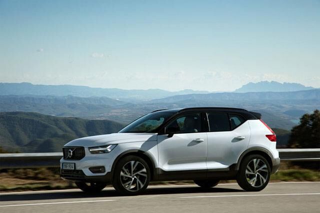 <h2 class='text-lg font-medium md:text-xl md:font-semibold'>Platz 3: Volvo XC40 – weil er andere Wege fährt</h2><p>In der Basisausstattung Kinetic und mit einem 154 PS starkem Einstiegsbenziner ist der neue XC40 ab 31.350 zu haben. Zu kaufen gibt es ihn bei jedem Volvo-H&auml;ndler ab Fr&uuml;hjahr 2018. Der Wermutstropfen: Ein Einstieg ist nicht umsonst nur ein Einstieg. Im eigenen Konfigurator preist Volvo das Crossover-SUV bereits mit 44.800 Euro in der Momentum-Ausstattung an.</p>
<p>Wof&uuml;r also das ganze Geld? Na, f&uuml;r ein kompaktes City-SUV mit erstaunlich viel Platz und gutem Durchzug bei allen Motorvarianten. Dass die Technik im neuen XC40 auf dem aktuellsten Stand ist, ist das Mindeste, was die Schweden zu bieten haben. Hinzu kommen gestalterischer Freiraum bei der Wahl von Farbkombinationen sowohl innen als auch au&szlig;en, teilautonomes Fahren bis Tempo 130 mit Fu&szlig;g&auml;ngererkennung und Gimmicks, wie man sie nur von Skoda kennt. Stichwort Gimmick &ndash; einen M&uuml;lleimer in der Mittelkonsole haben noch nicht mal die Tschechen.</p>
<p>Wof&uuml;r ist der neue Volvo XC40 gut? Die Antwort liegt auf der Hand &ndash; nat&uuml;rlich f&uuml;r die Stadt. Der City-Offroader vereint die erh&ouml;hte Sitzposition mit modernster Technik und ist dabei halbwegs bezahlbar, Betonung auf halbwegs. Mehr &uuml;ber das SUV gibt es bei uns in unseren&nbsp;<a href="https://www.autoplenum.de/auto/volvo/xc-40/suv-2017">Tests </a>.</p>