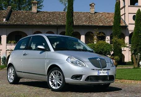 <h2 class='text-lg font-medium md:text-xl md:font-semibold'>Platz 6: LANCIA Ypsilon</h2><p><a title="Tests und Erfahrungen Lancia Ypsilon&nbsp;" href="https://www.autoplenum.de/auto/lancia/ypsilon/kleinwagen-2003">Zu den Tests und Erfahrungen mit dem Lancia Ypsilon&nbsp;</a></p>
<p>Feiner Kleiner - Frauen gef&auml;llt das &Auml;u&szlig;ere des auf der 2. Generation des Fiat Punto aufbauenden Ypsilon. Der schmucke Innenraum l&auml;sst sich mit Alcantara und Leder aufwerten. Die Bi-Color-Lackierung ist extravagant, die zweisitzige R&uuml;ckbank verschiebbar und die erh&ouml;hte Schaltposition bequem. Die Platzierung der Instrumente auf der Mitte des Armaturenbretts erweist sich als nicht ganz blickoptimal. Mit 60 bis 105 PS vierzylindernd und selbstz&uuml;ndend, arbeitet der Lancia am Puls der Zeit, und mit 3,80 Meter Fahrzeugl&auml;nge wurde der Kleine ordentlich stadtfein gemacht.</p>