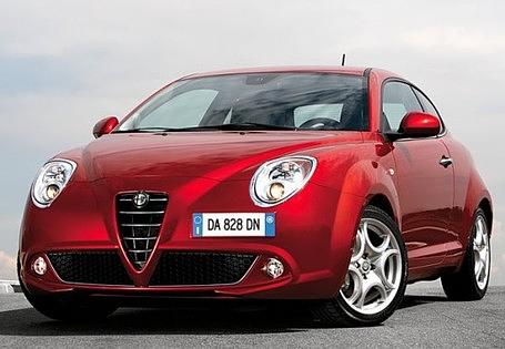 <h2 class='text-lg font-medium md:text-xl md:font-semibold'>Platz 7: ALFA ROMEO MiTo</h2><p><a title="Tests und Erfahrungen Alfa Romeo MiTo" href="https://www.autoplenum.de/auto/alfa-romeo/mito/kleinwagen-2008">Zu den Tests und Erfahrungen mit dem Alfa Romeo MiTo</a></p>
<p>Die MiTo-Basis bildet der Fiat Grande Punto. Das Ergebnis ist pures Italien auf 4,06 x 1,72 x 1,44 m: Charme im Blick, V-f&ouml;rmiges K&uuml;hlerdekollet&eacute;, hohe G&uuml;rtellinie, deutlich akzentuierte H&uuml;ften und ein pr&auml;chtiger Po mit runden LED-R&uuml;ckleuchten. Das Mehr an Innen- und Kofferraum gegen&uuml;ber dem direkten Konkurrenten MINI kommt besser, die hohe Ladekante beim Beladen nicht. Hinzu zur direkten Lenkung und kr&auml;ftigen Bremsen haucht das serienm&auml;&szlig;ige &bdquo;D.N.A.&ldquo;-Fahrdynamiksystem dem MiTo auf Schalterdruck markant mehr Leben ein. Damit ist der Alfa ganz klar ein bisschen MINI: sch&ouml;n, teurer weil sch&ouml;n, sch&ouml;n nahe am Puls der Stra&szlig;e.</p>