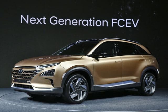<h2 class='text-lg font-medium md:text-xl md:font-semibold'>Platz 9: Hyundai Fuel Cell – weil er anders ist</h2><p>Ein Brennstoffzellenantrieb &ndash; das klingt bei Hyundai genauso futuristisch wie der Name e-tron bei Audi. Wie schon der e-tron bleibt der kommende Fuel Cell nah an der Studie, die Hyundai 2017 auf dem Genfer Autosalon pr&auml;sentiert hat. Antriebstechnisch verrichtet im FCEV-SUV die vierte Generation der Hyundai-Brennstoffzellentechnologie sein Werk und zieht den Koreaner mit 163 Pferdest&auml;rken an. Die Reichweite nach NEFZ betr&auml;gt 800 Kilometer. Nach koreanischen Werten h&auml;lt eine Tankf&uuml;llung 580 Kilometer lang. Optisch soll das Fuel Cell Electric Vehicle (FCEV) von au&szlig;en an Wellen erinnern.</p>
<p>Hyundai hat am neuen Fuell Cell viel gearbeitet. So ist der Motor kr&auml;ftiger als in seinem Vorg&auml;nger &ndash; dem ix35 Fuel Cell. Die Reichweite wurde durch die neuen Wasserstoff-Tanks erh&ouml;ht und das Anlassen im Winter soll nun besser funktionieren.</p>
<p>Wof&uuml;r ist ein Brennstoffzellen-Auto gut? Nun ja, der FCEV geh&ouml;rt zur Hyundai`s Umwelt-Offensive. Der Hersteller verspricht bis 2020 etwa 31 umweltfreundliche Modelle auf den Markt zu bringen. Ein Brennstoffzellen-Fahrzeug ist auch gut f&uuml;r das eigene Gewissen. Denn der alternative Stromspeicher &ndash; die Lithium-Ionen-Batterie &ndash; ist mit h&auml;rtesten Arbeitsbedingungen f&uuml;r Menschen verbunden. F&uuml;rs Gewissen m&uuml;sste man beim FCEV auf die Bequemlichkeit verzichten, denn allzu viele Wasserstoff-Tankstellen gibt es in Deutschland nicht. Hyundai machte bisher keine Angaben zum Preis des Fahrzeugs.</p>