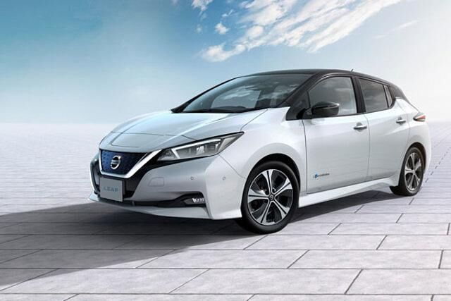<h2 class='text-lg font-medium md:text-xl md:font-semibold'>Platz 5: Nissan Leaf – weil mit ihm die Zukunft näher rückt</h2><p>Aktuell hat der neue Stromer von Nissan einen langen Namen: Nissan Leaf 2.ZERO Edition 40kWh und ist ab 31.950 Euro zuz&uuml;glich &Uuml;berf&uuml;hrung zu haben. Es handelt sich um ein Vorverkaufs-Sondermodell, welches ab sofort bestellt werden kann.</p>
<p>Die zweite Generation des Leaf hebt sich deutlich von dem Vorg&auml;nger ab. Optisch spricht der neue Stromer aus Japan eine klare, kantige und formsch&ouml;ne Sprache. Im Inneren erinnert auch kaum etwas an seinen Vorg&auml;nger. Auff&auml;llig ist der analoge Tacho, wodurch der E-Leaf einfach normal wirkt, zumindest im Vergleichen mit anderen bekannten E-Modellen.</p>
<p>Sein Antrieb ist dagegen alles andere als normal. Die Kapazit&auml;t der Batterie betr&auml;gt 40kWh und voll aufgeladen, soll sie 378 Kilometer lang reichen. Der E-Motor leistet 110kW oder auch 150 PS und verbraucht laut Nissan 17,0 kWh pro 100 Kilometer. In Sachen Ausstattung sind die ProPilot- und ProPilot-Park-Systeme erw&auml;hnenswert. Sie erm&ouml;glichen ein teilautonomes Fahren sowie selbstst&auml;ndiges Einparken. Anders als zum Beispiel bei seinem gro&szlig;en Bruder X-Trail, bei dem der intelligente Einparkassistent noch das Zutun des Fahrers ben&ouml;tigt und der Spurhalte-Assistent das h&ouml;chste der Gef&uuml;hle in Sachen Autonomie darstellt. Der neue Leaf hat noch mehr &Uuml;berraschungen auf Lager. Weitere Highlights zum neuen Leaf sowie mehr Tests und Erfahrungen gibt es <a href="https://www.autoplenum.de/auto/nissan/leaf/kompaktwagen-2017">hier</a>.</p>
<p>Wof&uuml;r ist der Leaf gut? Er ist gut f&uuml;r die Zukunft, f&uuml;r die Umwelt, f&uuml;r unsere Kinder. Eine Bemerkung am Rande: Es ist interessant, wie der japanische Stromer innen stur konventionell bleibt, w&auml;hrend sich alle m&ouml;glichen Verbrenner-Modelle in der Digitalisierung des Cockpits einen Wettkampf abliefern. Sind es vielleicht falsche Priorit&auml;ten?</p>