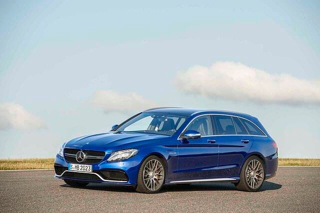 <h2 class='text-lg font-medium md:text-xl md:font-semibold'>Platz 7: Mercedes-Benz AMG C63 S T-Modell</h2><p><strong><a title="Tests & Erfahrungen Mercedes-Benz C-Klasse Kombi" href="https://www.autoplenum.de/auto/mercedes-benz/c-klasse/kombi-2014">Zu den Tests & Erfahrungen mit dem AMG C63 S ST-Modell</a></strong></p>
<p>Die meisten Pl&auml;tze in unserer Liste belegen Modelle von AMG. Weiter oben wird es eng und die Konkurrenten schenken sich nichts &ndash; schafft es ein AMG bis zum Platz an der Sonne? Das erf&auml;hrst Du gleich! Dieser Kombi beschleunigt &uuml;brigens in nur 4,10 Sekunden von 0 auf 100 km/h.</p>
<p>&nbsp;</p>
<p>&nbsp;</p>