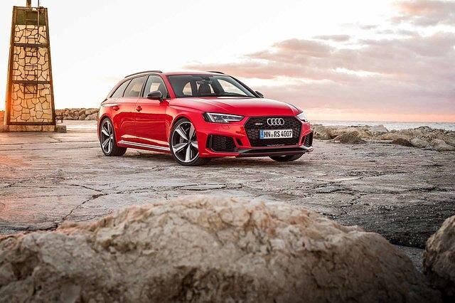<h2 class='text-lg font-medium md:text-xl md:font-semibold'>Platz 8: Audi RS4 Avant</h2><p><strong><span><a style="background-color: #ffffff;" title="Tests & Erfahrungen Audi RS4 Kombi" href="https://www.autoplenum.de/auto/audi/a4/kombi-2015">Zu den Tests & Erfahrungen mit dem Audi RS4 Avant</a></span></strong></p>
<p>Wir sagen nur: In 4,10 Sekunden von 0 auf 100 km/h ist wirklich sehr schnell.</p>
<p>&nbsp;</p>