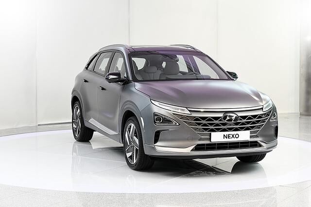 <h2 class='text-lg font-medium md:text-xl md:font-semibold'>Platz 8: Alternative zur Steckdose – die Brennstoffzelle</h2><p><a title="Erfahrungen und Tests Hyundai&nbsp;Nexo" href="https://www.autoplenum.de/auto/hyundai/nexo/suv-2018">Alle Erfahrungen und Tests mit dem Hyundai&nbsp;Nexo</a></p>
<p>Die Brennstoffzelle klingt ein wenig nach Star Trek und WARP-Antrieb. Dabei ist sie l&auml;ngst Realit&auml;t, wenn auch nur eine seltene. Der erste Prototyp f&uuml;r Brennstoffzellenfahrzeuge wurde von Toyota 2001 vorgestellt und m&uuml;ndete in der Serienproduktion von Toyota Mirai. Der aktuelle Renner ist der Hyundai Nexo &ndash; der Nachfolger vom Hyundai ix35 FCEV. Die Tester von ADAC fuhren den Nexo ganze 430 Kilometer lang.</p>