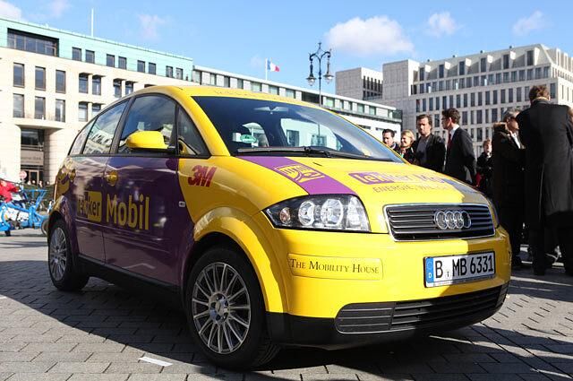 <h2 class='text-lg font-medium md:text-xl md:font-semibold'>Platz 7: 600 Kilometer Elektro-Reichweite sind Realität</h2><p>Ein zum Elektrofahrzeug umgebauter Audi A2 fuhr im Oktober 2010 die Strecke von M&uuml;nchen nach Berlin einmal durch, ohne nachzuladen. M&ouml;glich machte das ein Kolibri-Energiespeicher auf Basis von Lithium-Metall-Polymeren, der von dem Berliner Technologieunternehmen DBM entwickelt wurde. Kooperationspartner beim Weltrekordversuch f&uuml;r die weiteste Fahrt mit einem alltagstauglichen Elektroauto war die ebenfalls in Berlin beheimatete lekker Energie GmbH.</p>
<p>Foto: lekker Energie</p>