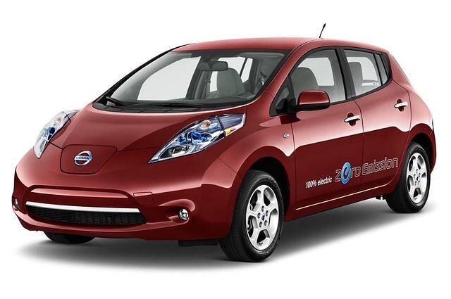 <h2 class='text-lg font-medium md:text-xl md:font-semibold'>Platz 4: Akkus können altern - auch im E-Auto</h2><p><strong><a style="background-color: #ffffff;" title="Tests & Erfahrungen Nissan Leaf " href="https://www.autoplenum.de/auto/nissan/leaf/kompaktwagen-2010">Alle Erfahrungen & Tests mit dem Nissan Leaf</a></strong></p>
<p>Ein Dauertest von ADAC mit dem Nissan Leaf zeigte, dass der Akku nicht ewig h&auml;lt. Nach 80.000 Kilometern und 1.450 Aufladungen nahm die Batteriekapazit&auml;t sp&uuml;rbar ab. Schuld daran ist der sogenannte "Memory-Effekt" der Lithium-Ionen Batterien, den jeder Verbraucher von seinem Handyakku kennt. Zum Verlust der Kapazit&auml;t tragen haupts&auml;chlich zwei Dinge bei: Die zyklische Alterung, die bei jedem Ladevorgang zustande kommt, sowie die nicht genutzte Batteriekapazit&auml;t, die ihre Aufnahmef&auml;higkeit mit der Zeit verliert. Damit muss die Batterie sp&auml;testens alle zehn Jahre gewechselt werden.</p>
<p>&nbsp;</p>