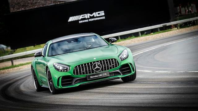 <h2 class='text-lg font-medium md:text-xl md:font-semibold'>Platz 4: Mercedes AMG GT R Pro</h2><p class="MsoNormal" style="margin: 0cm 0cm 0.0001pt; font-size: medium; font-family: Calibri, sans-serif; caret-color: #000000; color: #000000;"><a title="Tests & Erfahrungen mit dem AMG GT R" href="https://www.autoplenum.de/auto/mercedes-benz/amg-gt/limousine-2018/63-585-ps" target="_blank" rel="noopener">Hier geht es zu den Tests & Erfahrungen mit dem AMG GT R&nbsp;</a></p>
<p class="MsoNormal" style="margin: 0cm 0cm 0.0001pt; font-size: medium; font-family: Calibri, sans-serif; caret-color: #000000; color: #000000;">&nbsp;</p>
<p class="MsoNormal" style="margin: 0cm 0cm 0.0001pt; font-size: medium; font-family: Calibri, sans-serif; caret-color: #000000; color: #000000;">Die AMG GT Familie hat Zuwachs und der kann sich sehen lassen. Der neue AMG GT R Pro ist richtig Hardcore. Ein V8-Biturbo mit 585 PS unter der Haube schie&szlig;t den Sportwagen in nur 3,6 Sekunden auf Tempo 100. Ab 2019 ist der auf 750 St&uuml;ck limitierte Supersportler erh&auml;ltlich. Die Basisversion soll rund 200.000 Euro kosten.&nbsp;</p>
<p class="MsoNormal" style="margin: 0cm 0cm 0.0001pt; font-size: medium; font-family: Calibri, sans-serif; caret-color: #000000; color: #000000;">&nbsp;</p>
<p class="MsoNormal" style="margin: 0cm 0cm 0.0001pt; font-size: medium; font-family: Calibri, sans-serif; caret-color: #000000; color: #000000;">&nbsp;</p>