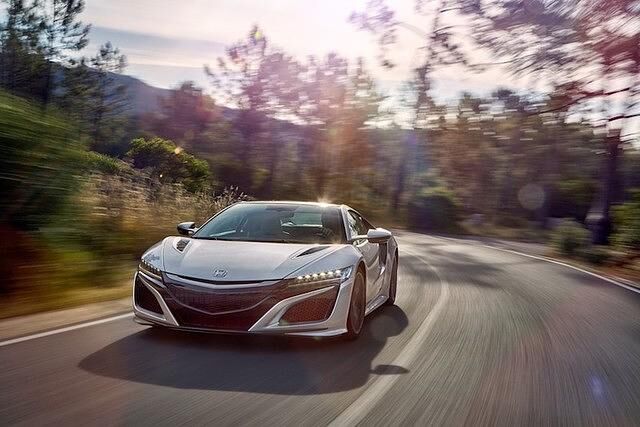 <h2 class='text-lg font-medium md:text-xl md:font-semibold'>Platz 5: Honda NSX </h2><p class="MsoNormal" style="margin: 0cm 0cm 0.0001pt; font-size: medium; font-family: Calibri, sans-serif; caret-color: #000000; color: #000000;">Es ist zwar nur eine fahrdynamische Modifikation, jedoch ist der Honda NSX f&uuml;r das Modelljahr 2019 noch attraktiver geworden. 3,4 Sekunden braucht er f&uuml;r 100 km/h, daf&uuml;r sorgen 581 PS. Die Produktion begann im August 2018, ausgeliefert wurde Ende des Jahres. Der Preis d&uuml;rfte ca. ab 185.000 Euro starten.</p>