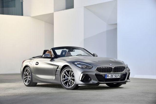 <h2 class='text-lg font-medium md:text-xl md:font-semibold'>Platz 9: BMW Z4 M40i</h2><p class="MsoNormal" style="margin: 0cm 0cm 0.0001pt; font-size: medium; font-family: Calibri, sans-serif; caret-color: #000000; color: #000000;"><a title="Tests & Erfahrungen mit dem Z4 M40i " href="https://www.autoplenum.de/auto/bmw/z4/cabrio-2018/m40i-340-ps" target="_blank" rel="noopener">Hier geht es zu den Tests & Erfahrungen mit dem BMW Z4 M40i</a></p>
<p class="MsoNormal" style="margin: 0cm 0cm 0.0001pt; font-size: medium; font-family: Calibri, sans-serif; caret-color: #000000; color: #000000;">&nbsp;</p>
<p class="MsoNormal" style="margin: 0cm 0cm 0.0001pt; font-size: medium; font-family: Calibri, sans-serif; caret-color: #000000; color: #000000;">Dicht dahinter folgt der Kooperationspartner von Toyota &ndash; der BMW mit seinem Klassiker Z4. Der Roadster hat auch 340 PS und ist aber um eine Sekunde schneller (4,5 Sekunden) auf Tempo 100 als sein japanisches Pendant. Die Basisausf&uuml;hrung ist ab M&auml;rz 2019 f&uuml;r ca. 60.950 Euro erh&auml;ltlich.</p>
<p class="MsoNormal" style="margin: 0cm 0cm 0.0001pt; font-size: medium; font-family: Calibri, sans-serif; caret-color: #000000; color: #000000;">&nbsp;</p>
<p class="MsoNormal" style="margin: 0cm 0cm 0.0001pt; font-size: medium; font-family: Calibri, sans-serif; caret-color: #000000; color: #000000;">&nbsp;</p>
