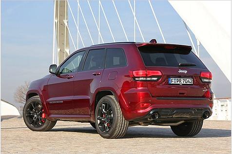 In dem Grand Cherokee mit den breiten Backen sorgt ein 6,4-Liter-V8-Benziner mit 468 PS für Vortrieb