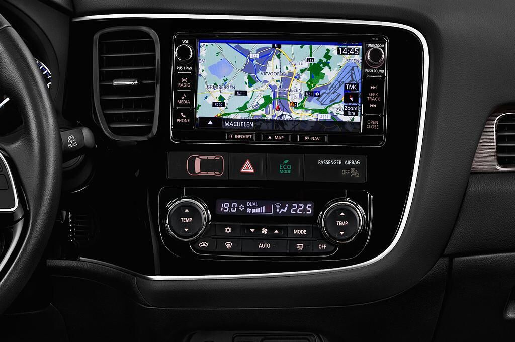 Mitsubishi Outlander (Baujahr 2016) Plus 5 Türen Mittelkonsole