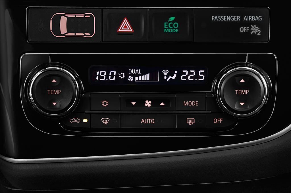Mitsubishi Outlander (Baujahr 2016) Plus 5 Türen Temperatur und Klimaanlage